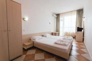 Отель Plovdiv Hotel Приморско Двухместный номер с 1 кроватью или 2 отдельными кроватями, вид на море (для 2 взрослых и 1 ребенка)-5
