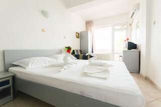 Отель Plovdiv Hotel Приморско Двухместный номер с 1 кроватью или 2 отдельными кроватями, вид на море (для 2 взрослых и 1 ребенка)-7